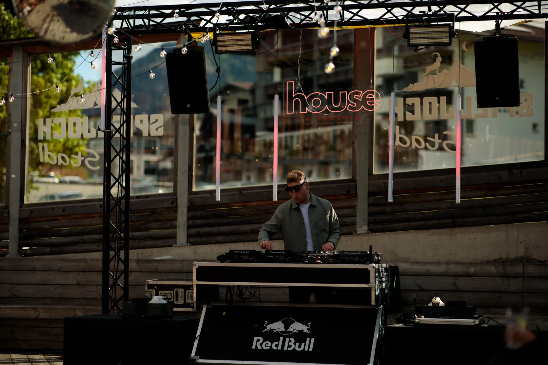 Outdoor DJ-Event mit professioneller Beschallungsanlage