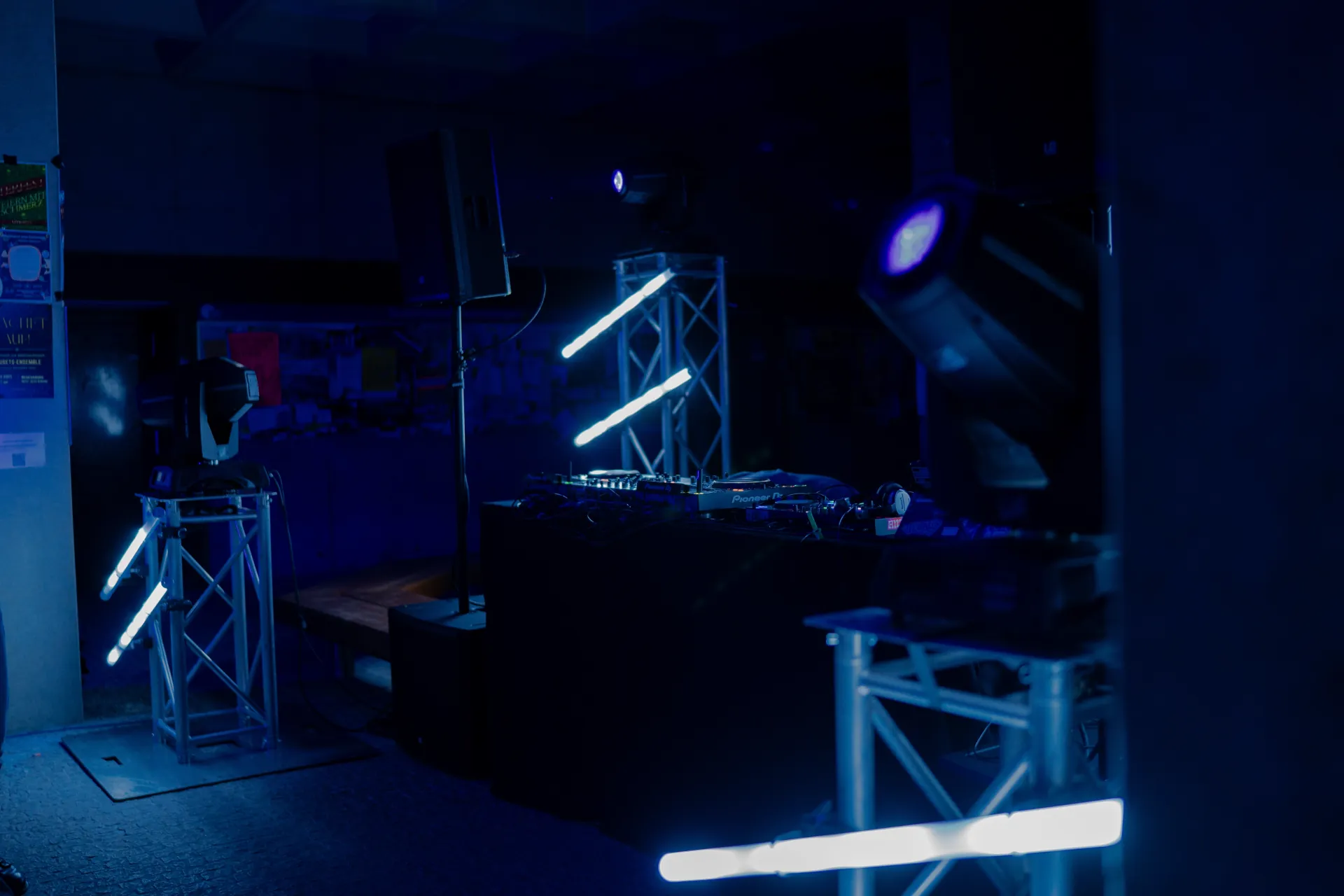 Professionelle Bühnenbeleuchtung mit Scheinwerfern und Lichteffekten