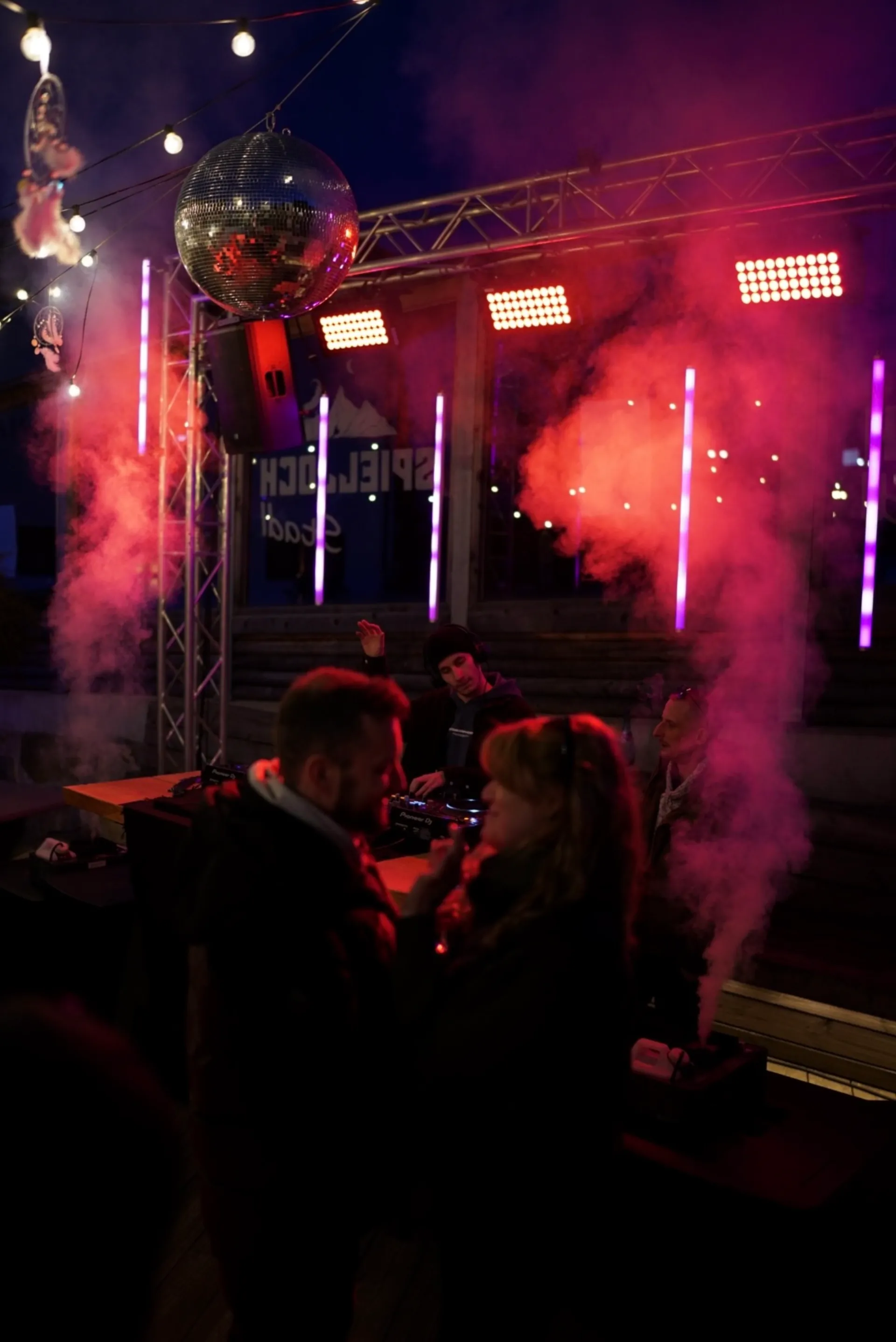 Festival-Beleuchtung mit rotem Nebel und Traversen
